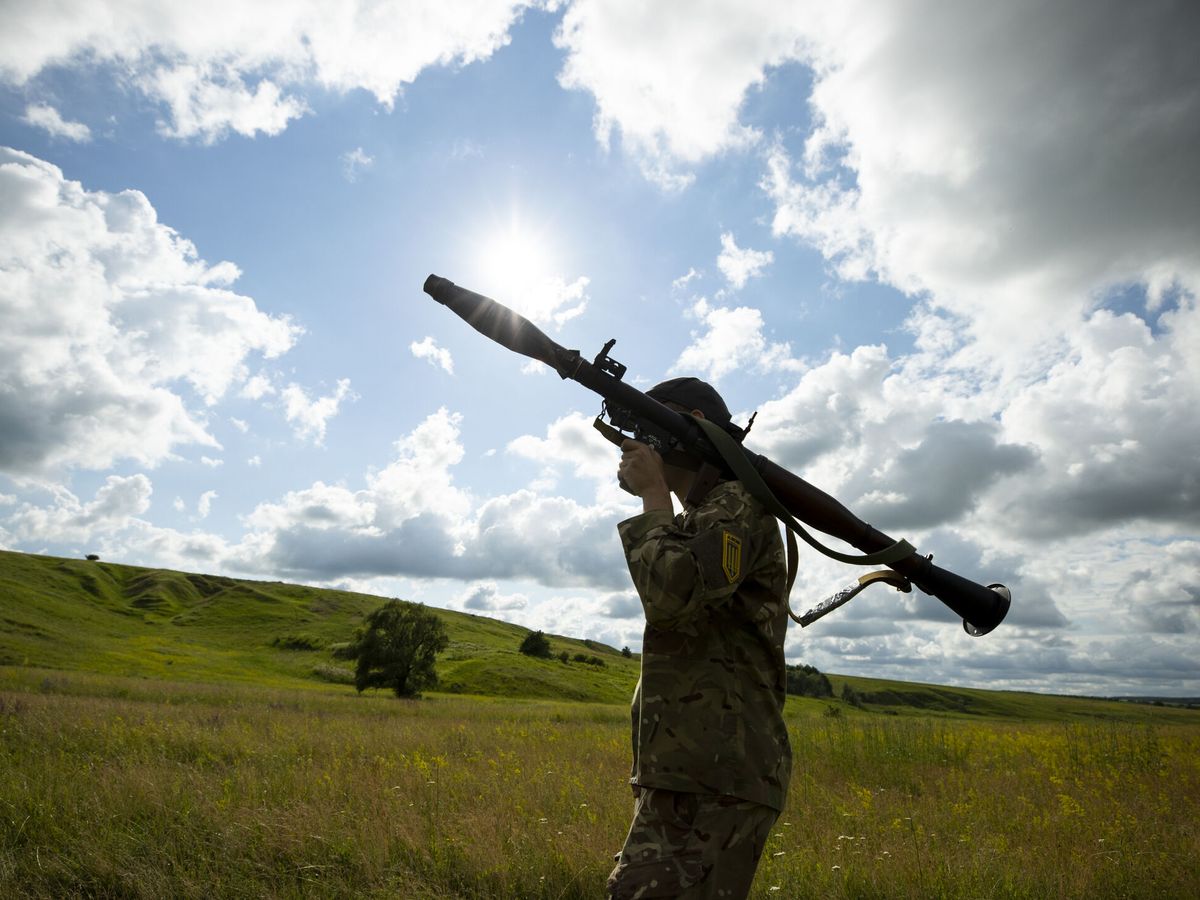 Foto: Un combatiente del Batallón Azov carga un lanzacohetes RPG. (EFE/Orlando Barría)