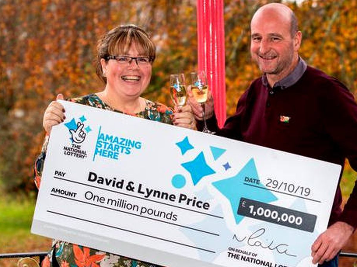 Foto: Lynne y David Price, celebrando su doble gran noticia: sin cáncer y millonarios (Foto: National-Lottery)