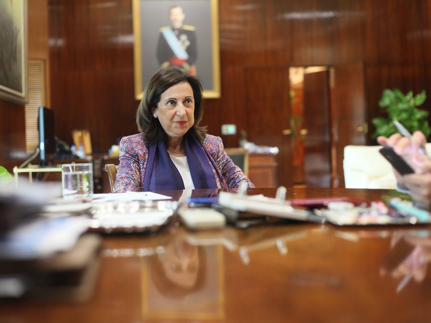 Margarita Robles, en su despacho. (Foto: E. Villarino)
