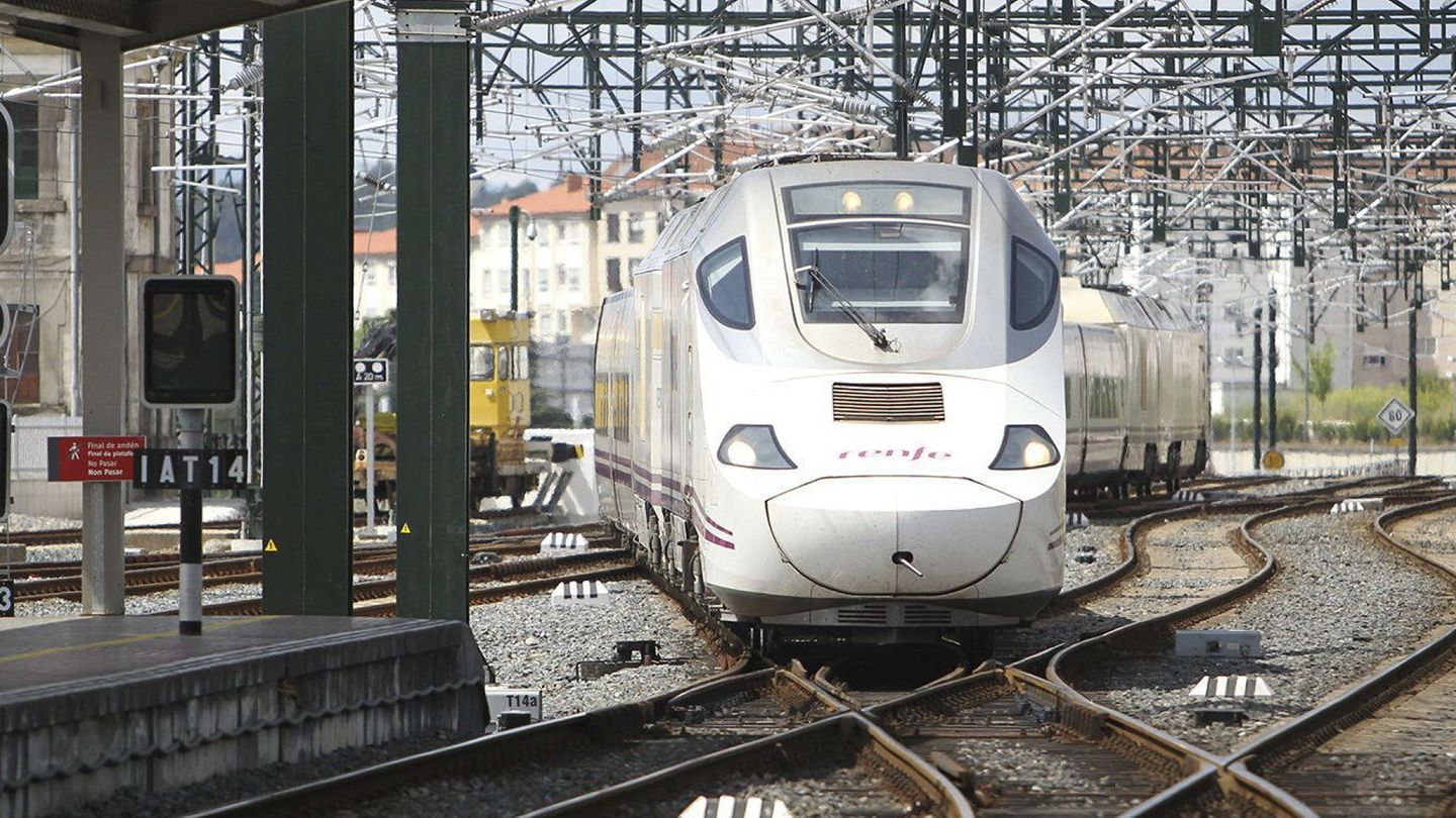 Un tren Alvia llega a la estación de Santiago (Efe)