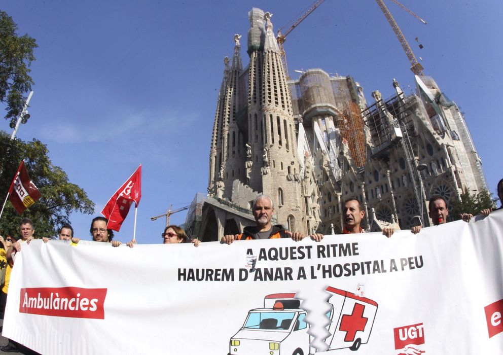 Foto: Trabajadores de ambulancias de Cataluña se manifiestan por las calles de Barcelona. (EFE)