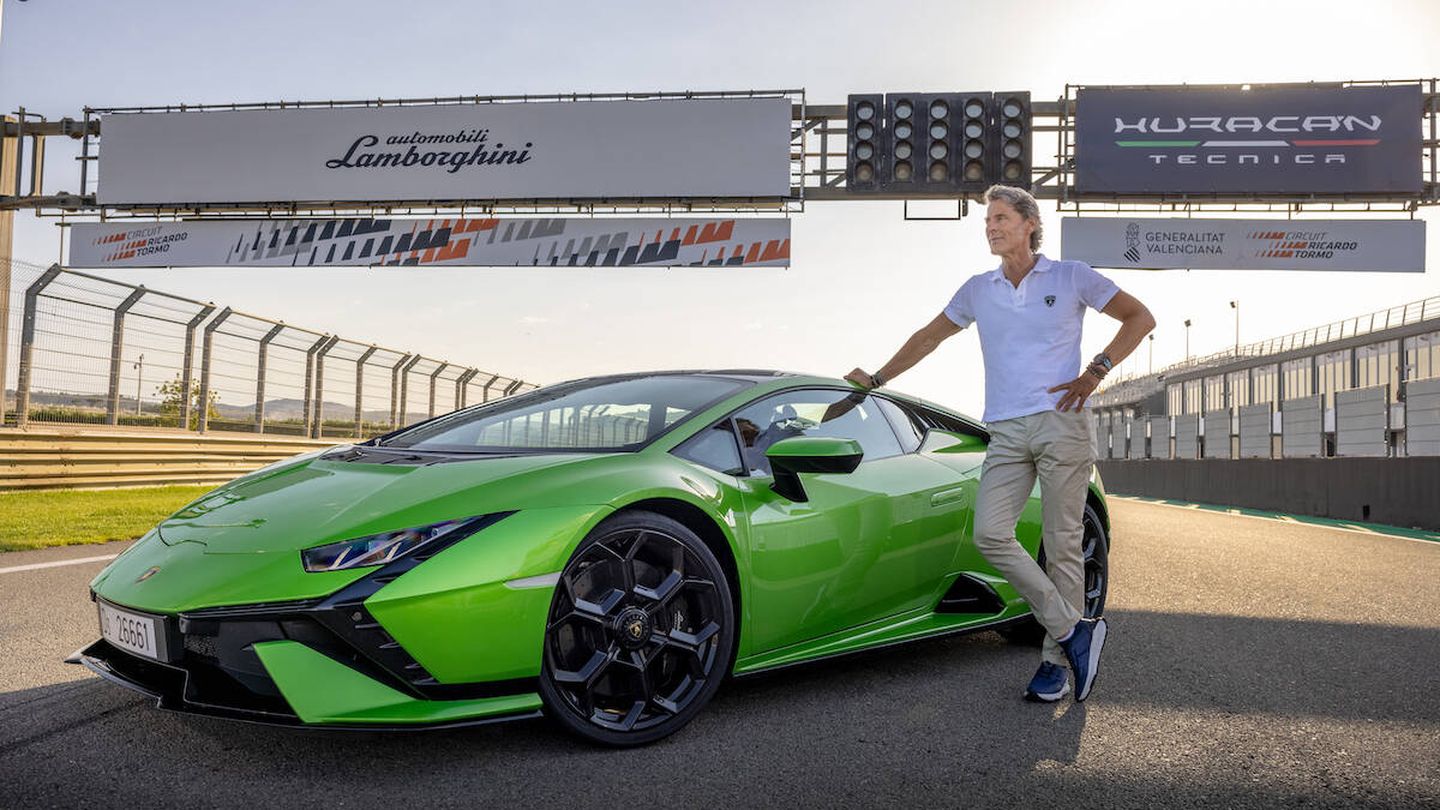 Stephan Winklemann, presidente y CEO de Automobili Lamborghini, junto al Huracán.