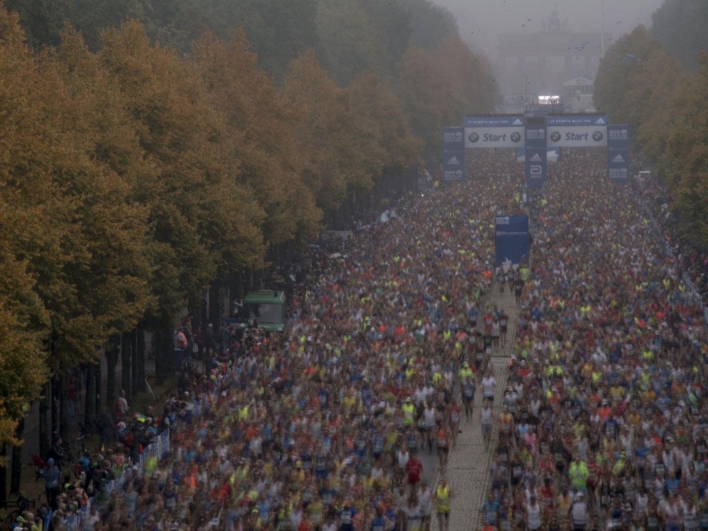 Berlin (Germany), 24 09 2017.- Athletes compete in the Berlin Marathon in Berlin, Germany, 24 September 2017. Over 44,000 athletes participated in the 44th edition of the race in the German capital. (Maratón, Alemania) EFE EPA CHRISTIAN BRUNA