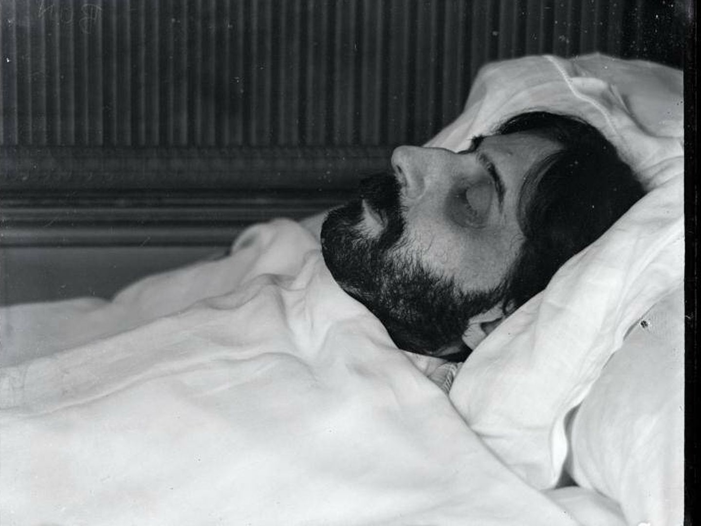 La famosa foto del cadáver de Proust hecha por Man Ray.