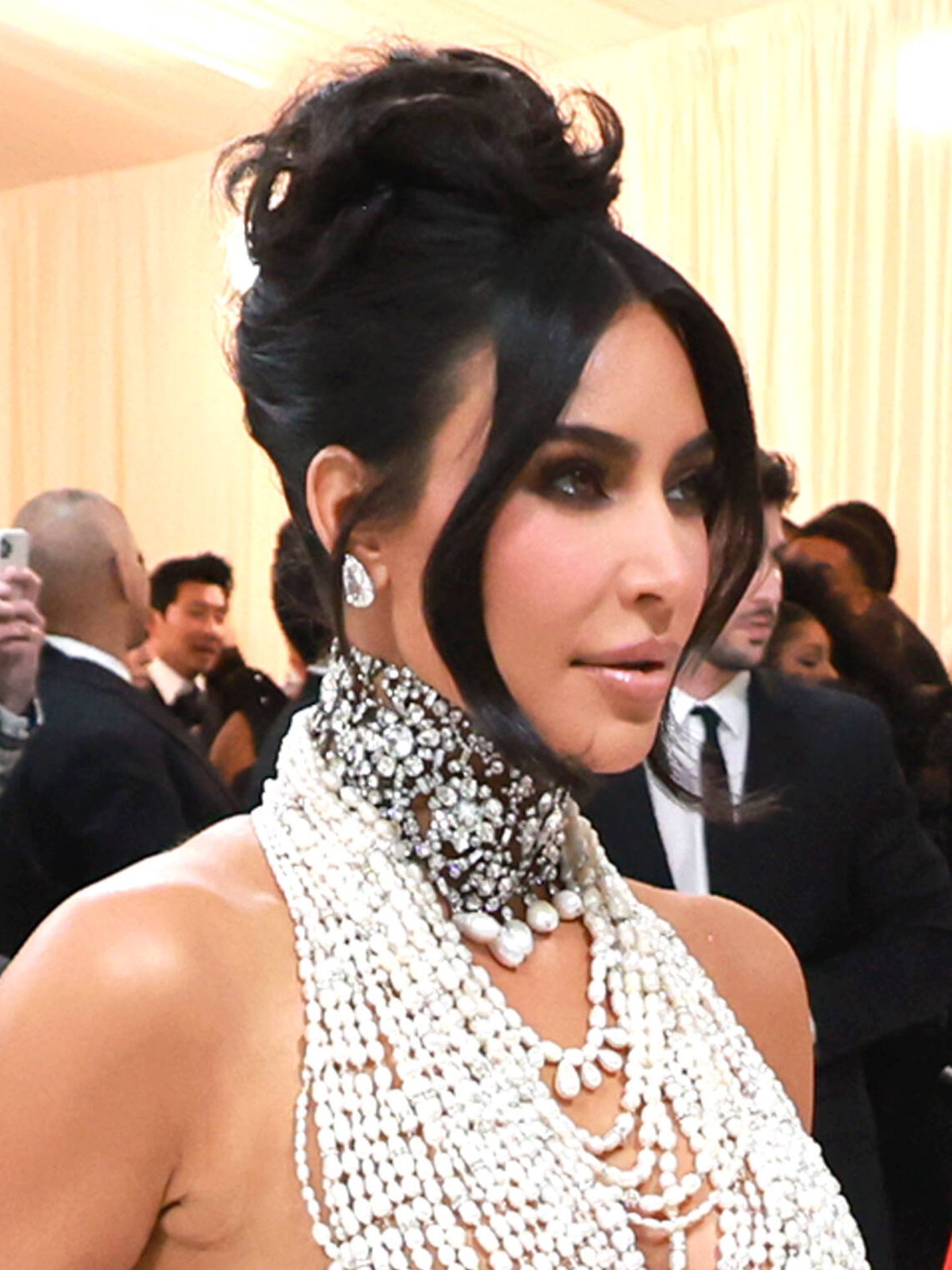 Kim Kardashian, con su ya habitual flequillo curvo en la Met Gala. (Getty/Theo Wargo)