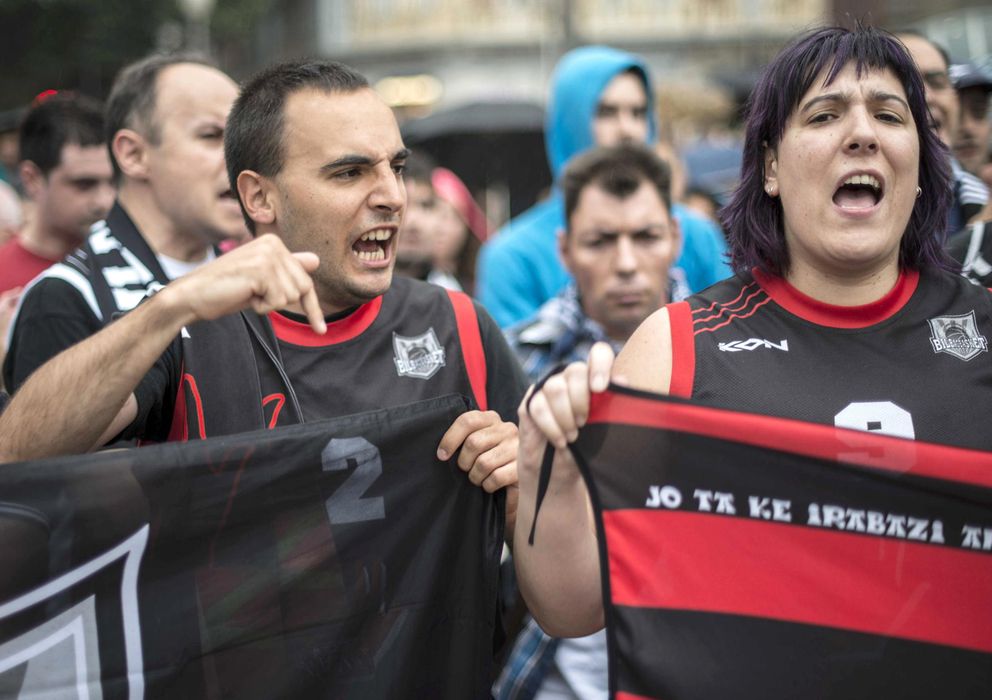 Foto: Concentración en protesta por la decisión de excluir al Bilbao Basket (EFE)
