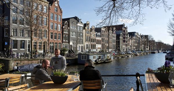 Foto: Una conversación (como siempre, muy directa) al sol de Ámsterdam. (Reuters)