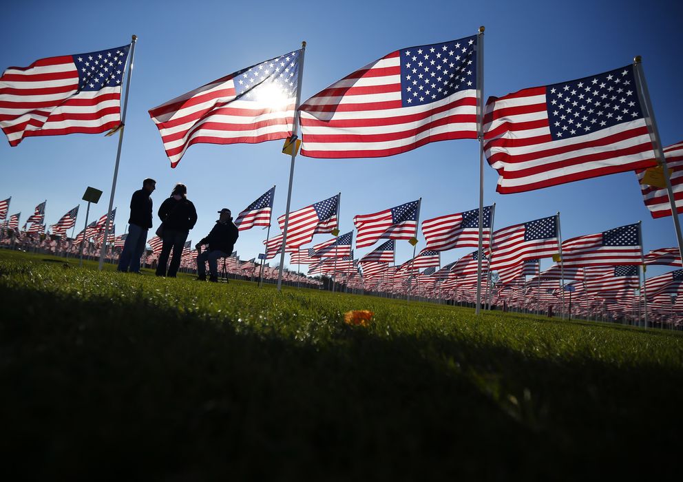 Foto: Tres veteranos de guerra estadounidenses hablan en un campo de Aurora, Illinois (Reuters).