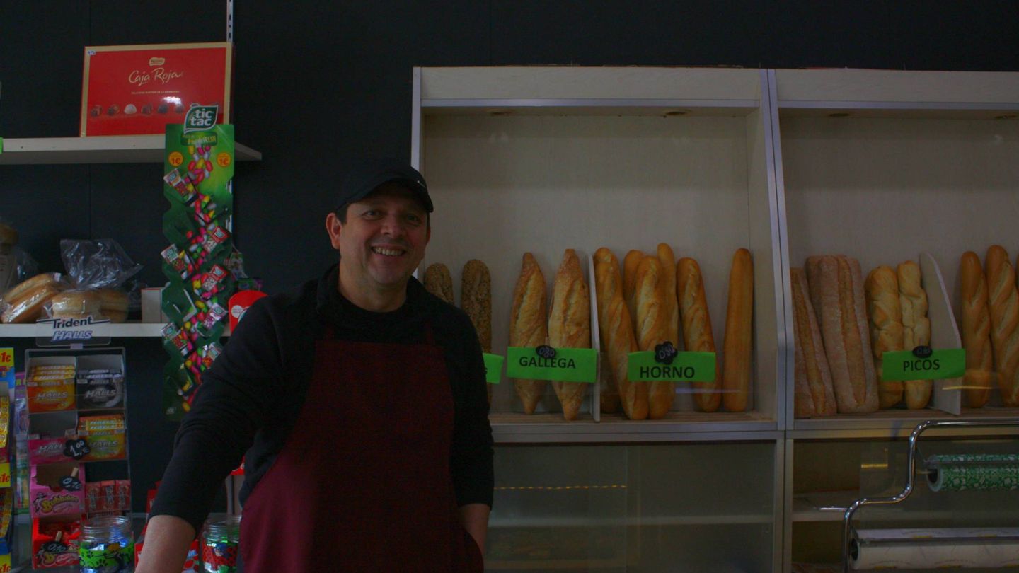 Eduardo es trabajador social, y aunque aún realiza voluntariado, abrió su panadería hace seis meses en Parla Este. (Foto: Héctor G. Barnés)