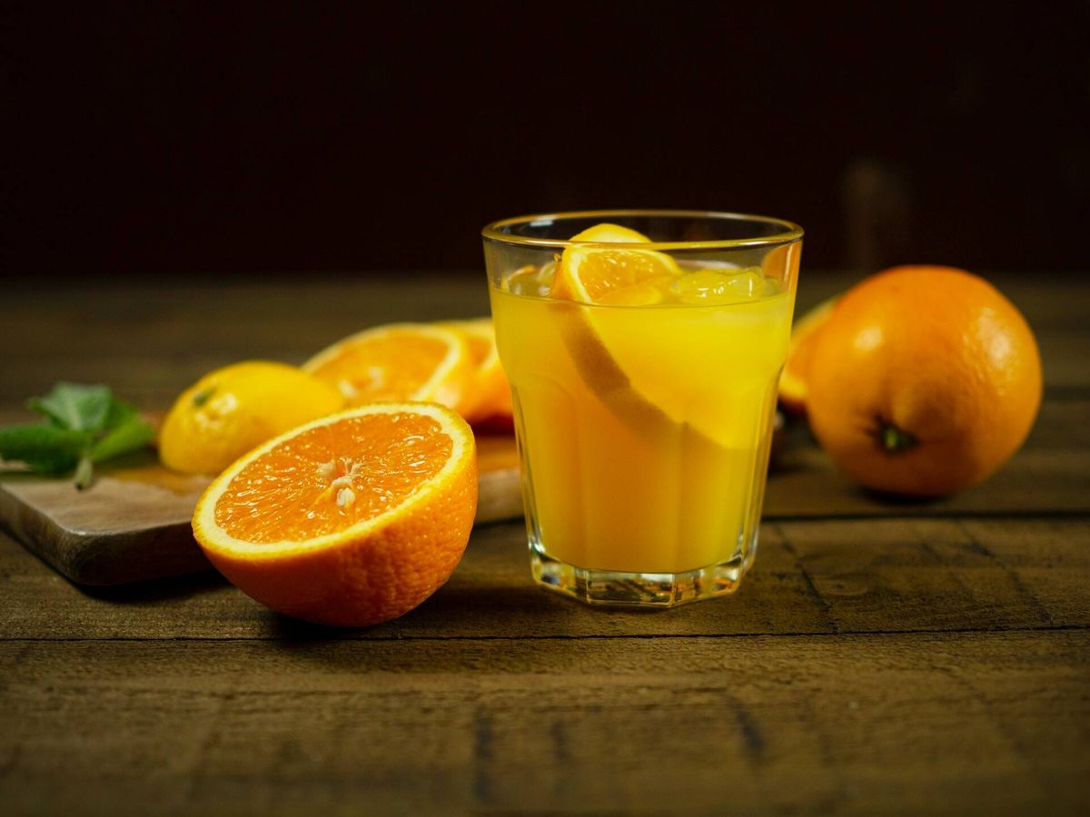 Foto: ¿Tiene más antioxidantes el zumo de naranja embotellado o el exprimido? Esta es la conclusión de un reciente estudio. (Mateusz Feliksik para Unsplash)