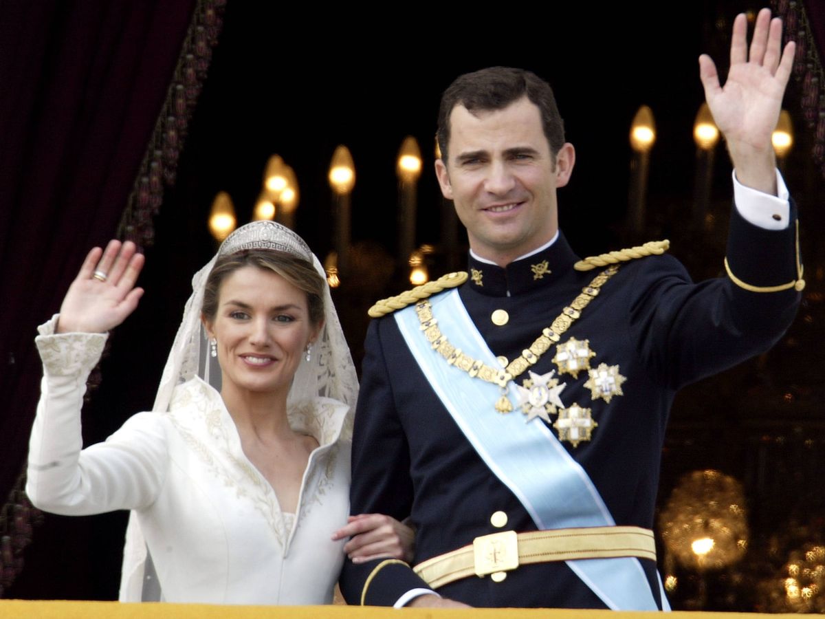 Foto: Los entonces príncipes Felipe y Letizia saludan desde el balcón del Palacio Real tras su boda. (Getty)