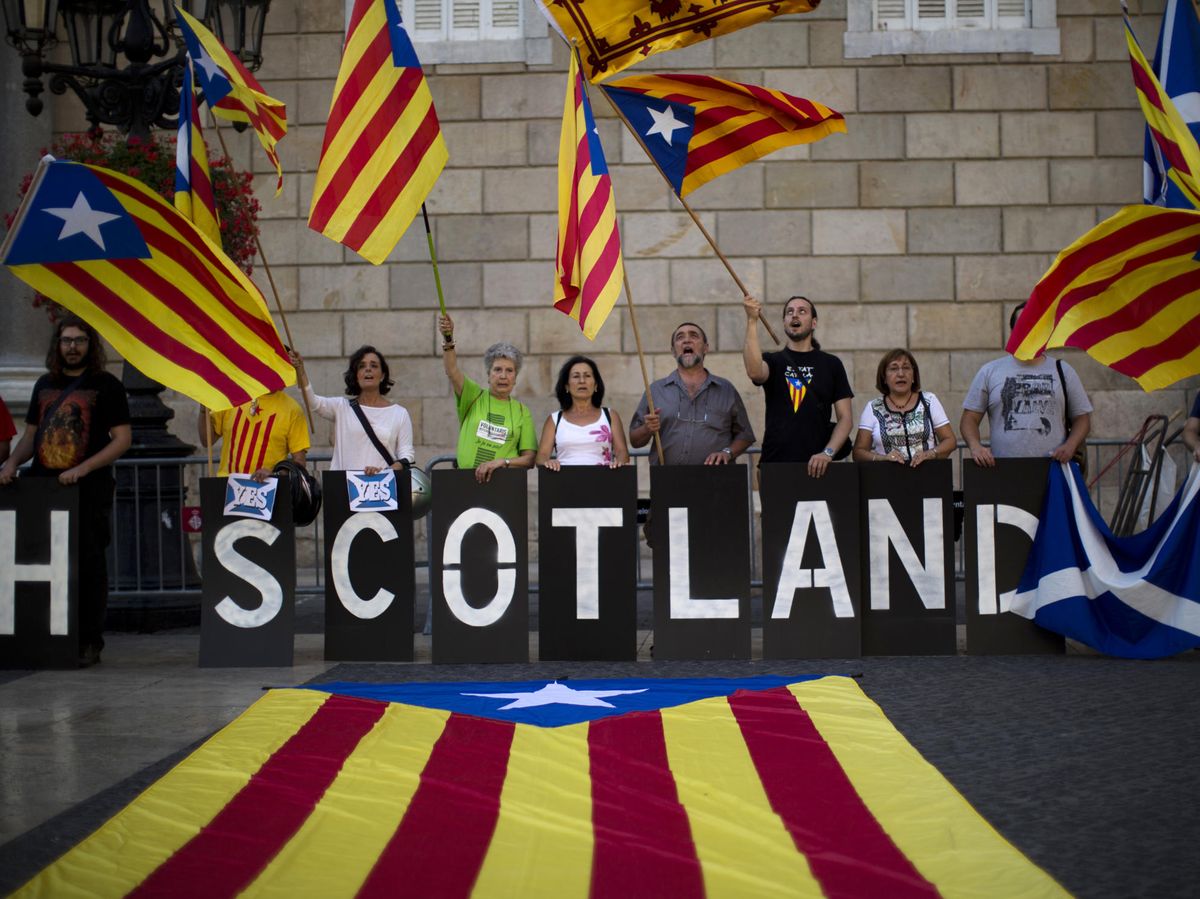 Foto: Banderas de Cataluña en apoyo de Escocia. (EFE)