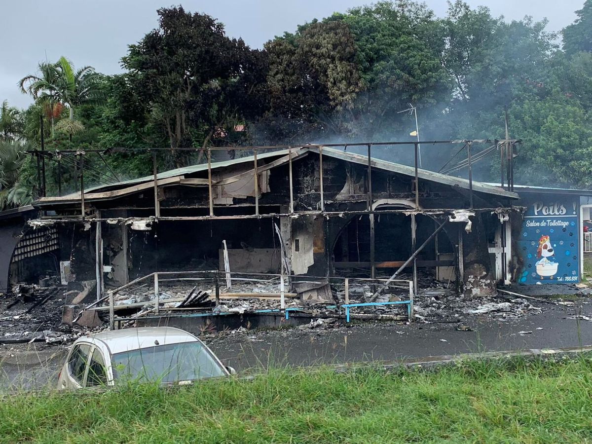 Foto: Restos de un incendio provocado por los manifestantes en Nueva Caledonia. (Reuters/Lilou Garrido)
