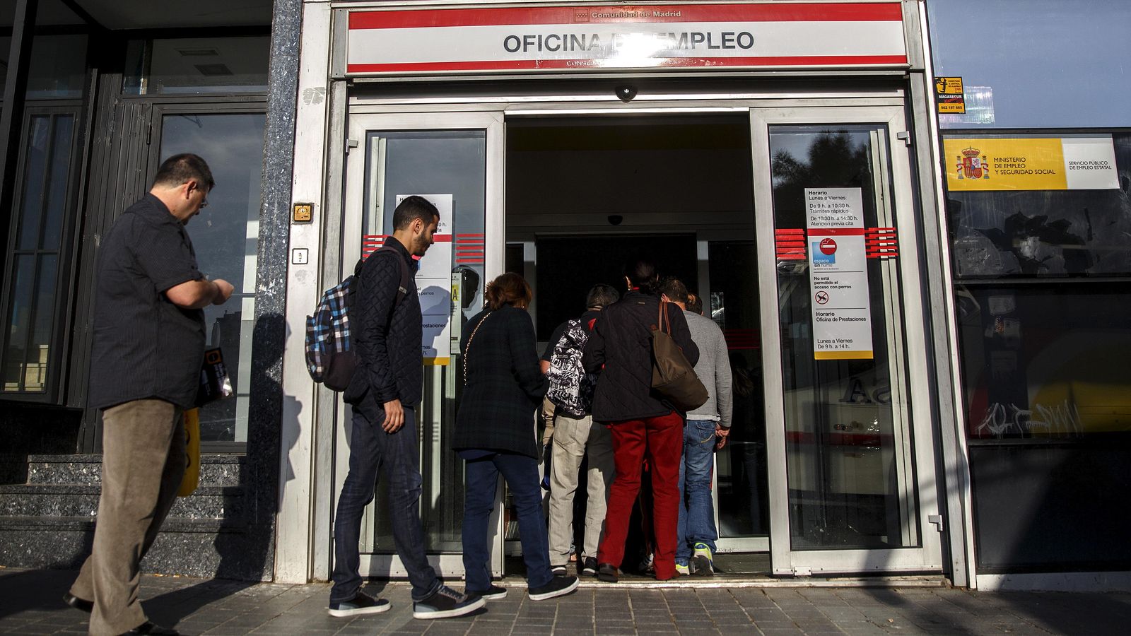 Foto: Varias personas esperan para entrar en una oficina de empleo. (Reuters)