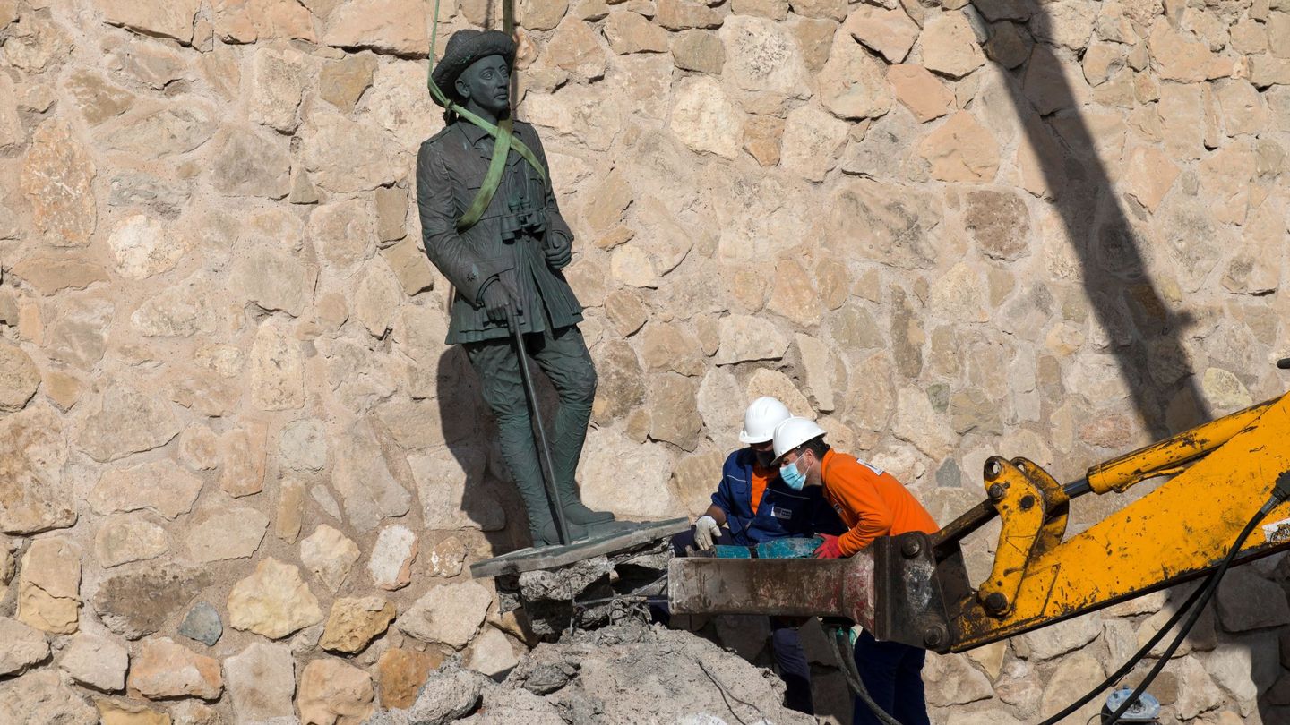 Operarios retiran la estatua de Franco.