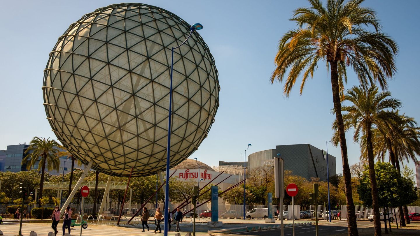 Vista de uno de los símbolos de la Expo 92, la esfera bioclimática. (EFE/Julio Muñoz)