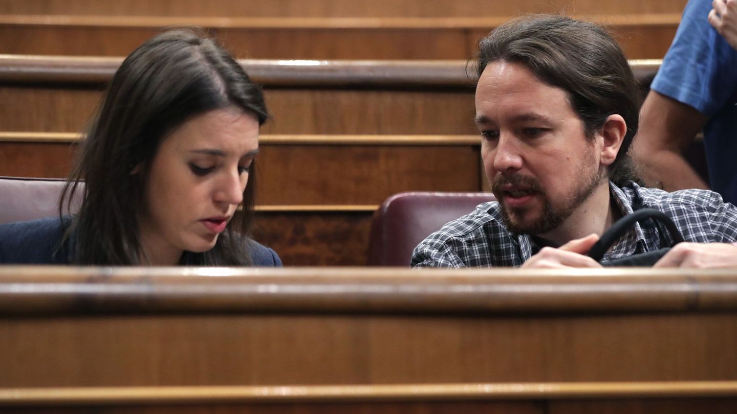 Pablo Iglesias e Irene Montero, líder de Podemos y portavoz parlamentaria del grupo, el pasado 26 de abril en el pleno del Congreso. (EFE)