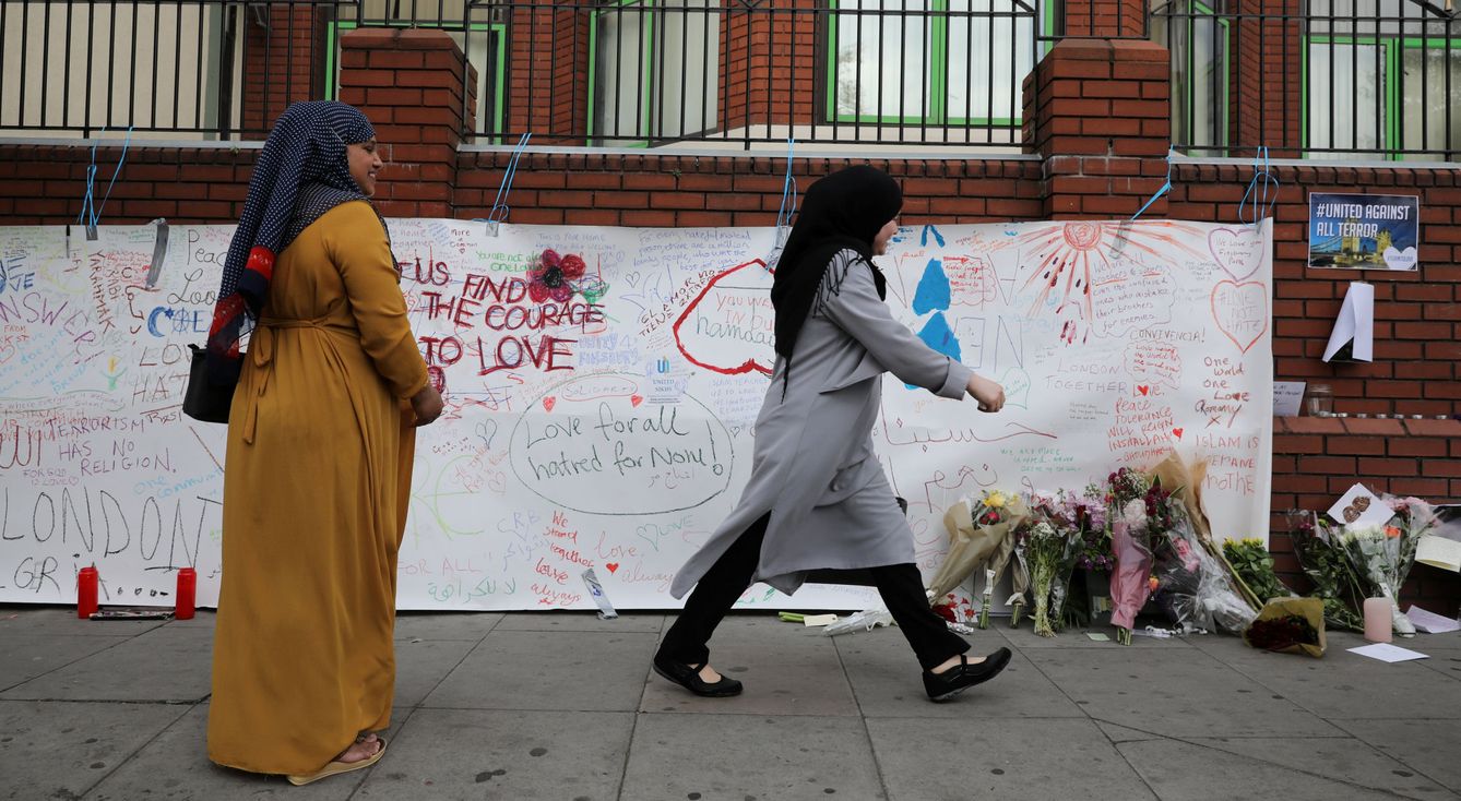 Mensajes de apoyo tras el ataque en Finsbury Park. (Reuters)