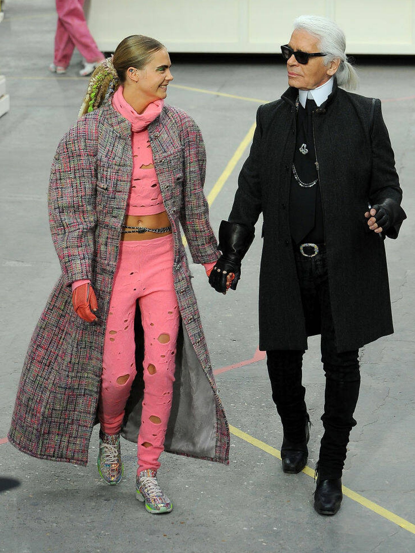 Cara Delevigne, con Karl Lagerfeld cerrando un desfile de Chanel. (Getty)