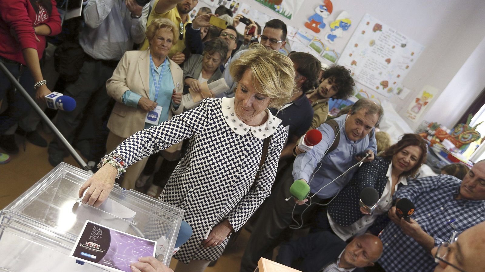 Foto: Esperanza Aguirre ejerce su derecho a voto. (Efe)