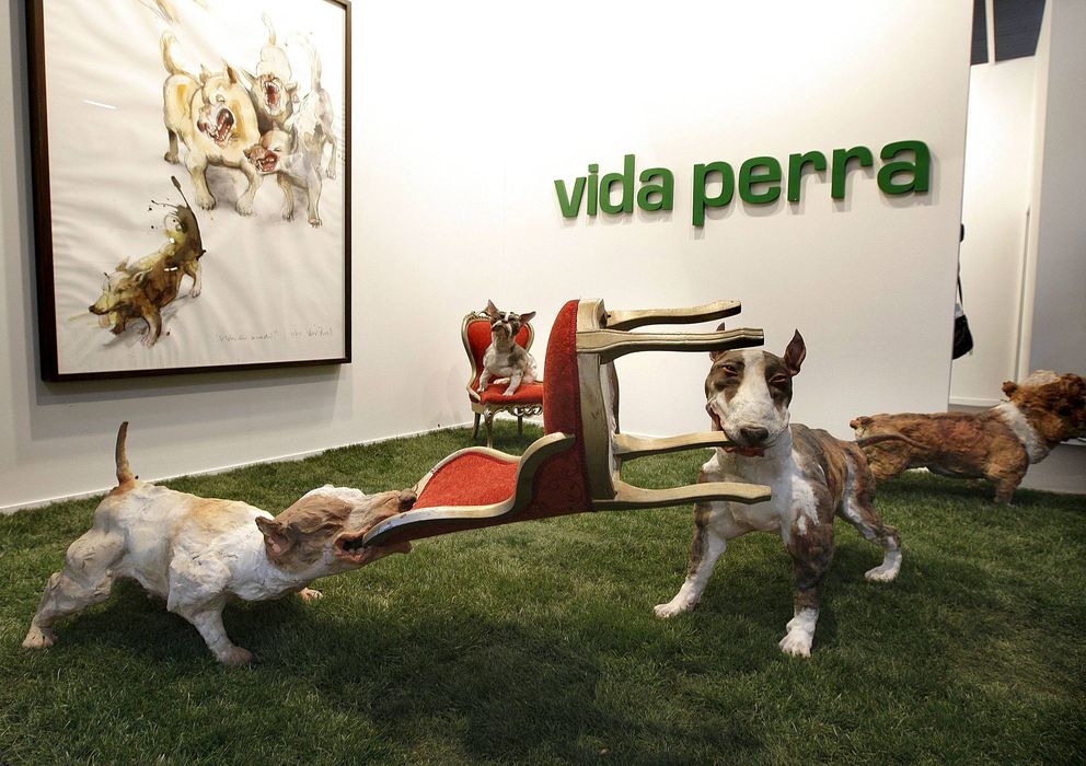 Foto: La obra 'Vida perra' de la Galería MS en ARCO 2010 (EFE)