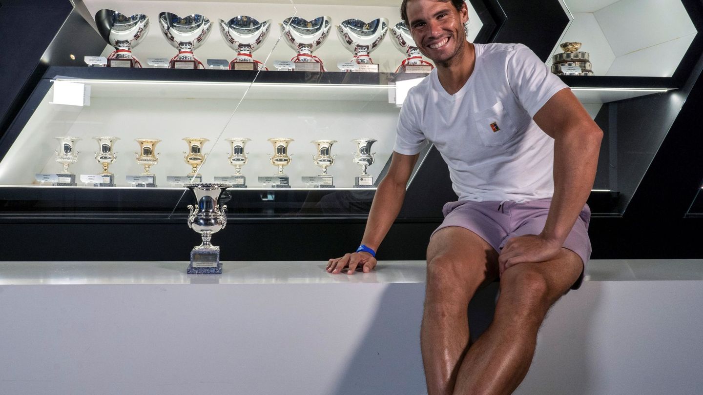 Rafa Nadal posa junto a sus trofeos. (EFE)