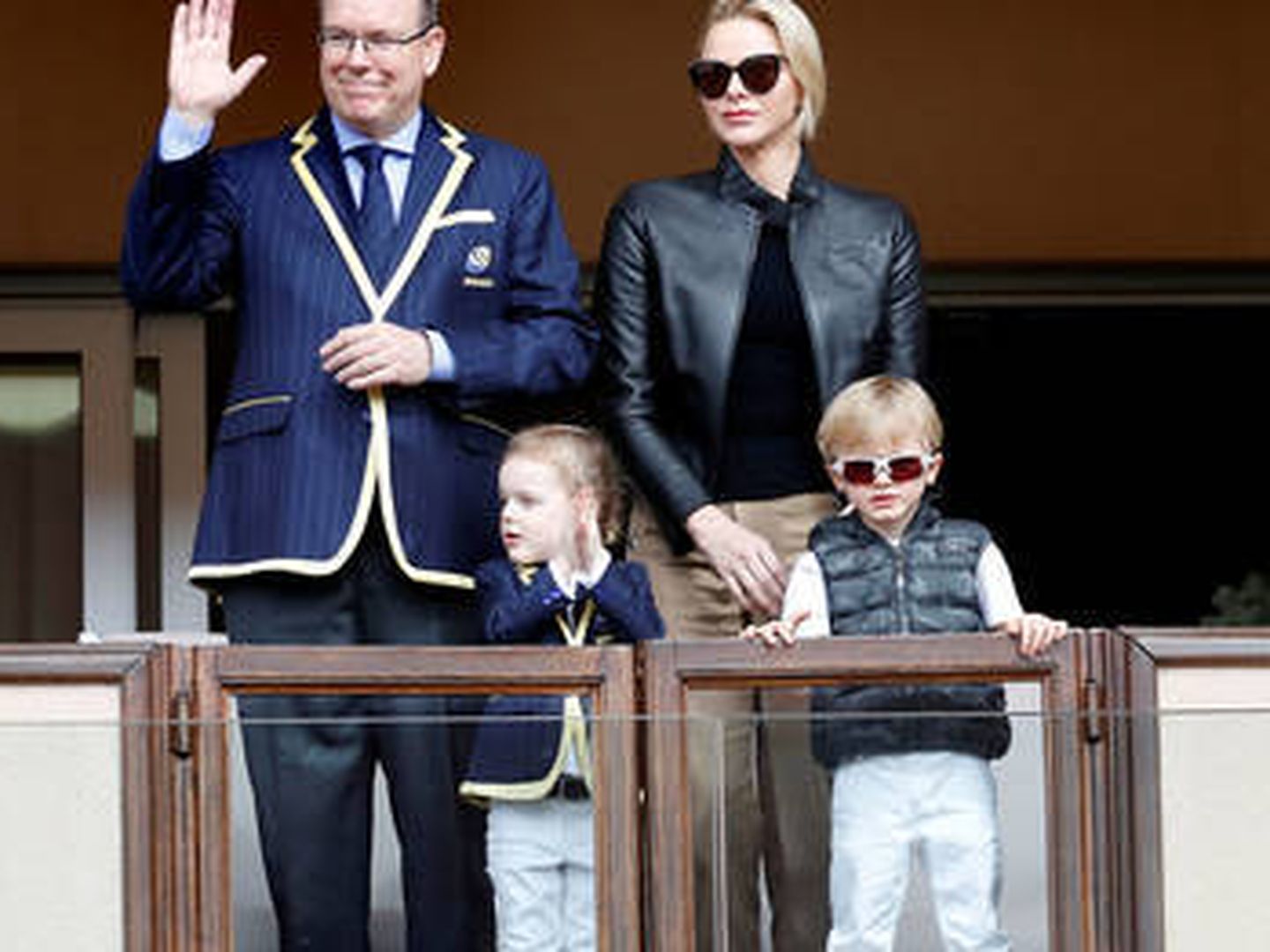 Alberto y Charlene de Mónaco, con sus hijos. (Reuters)