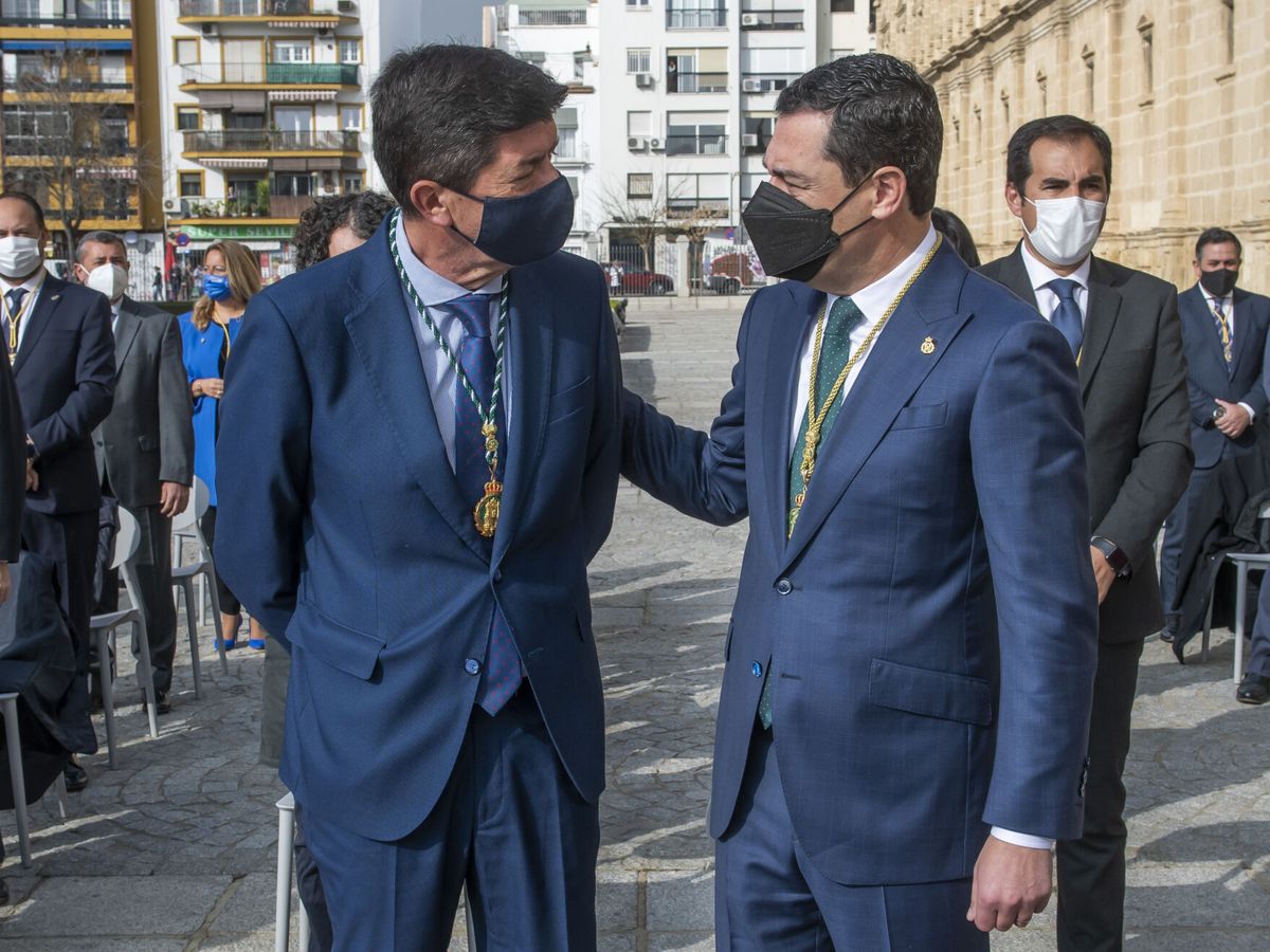 Foto: Juan Marín y Junama Moreno durante la celebración del Día de Andalucía. (EFE/Raúl Caro)