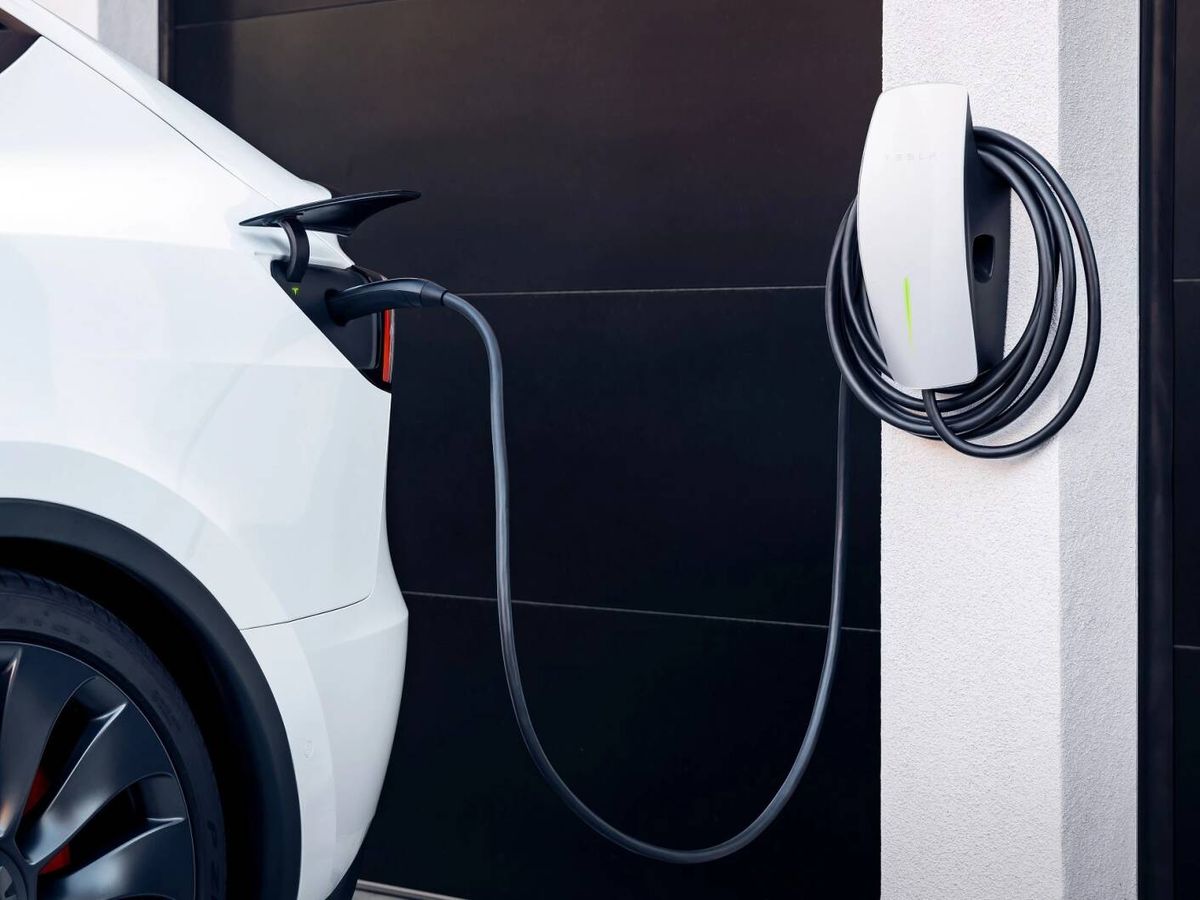 Foto: Un Tesla recarga su batería con un cable dotado de toma NACS. (Tesla)
