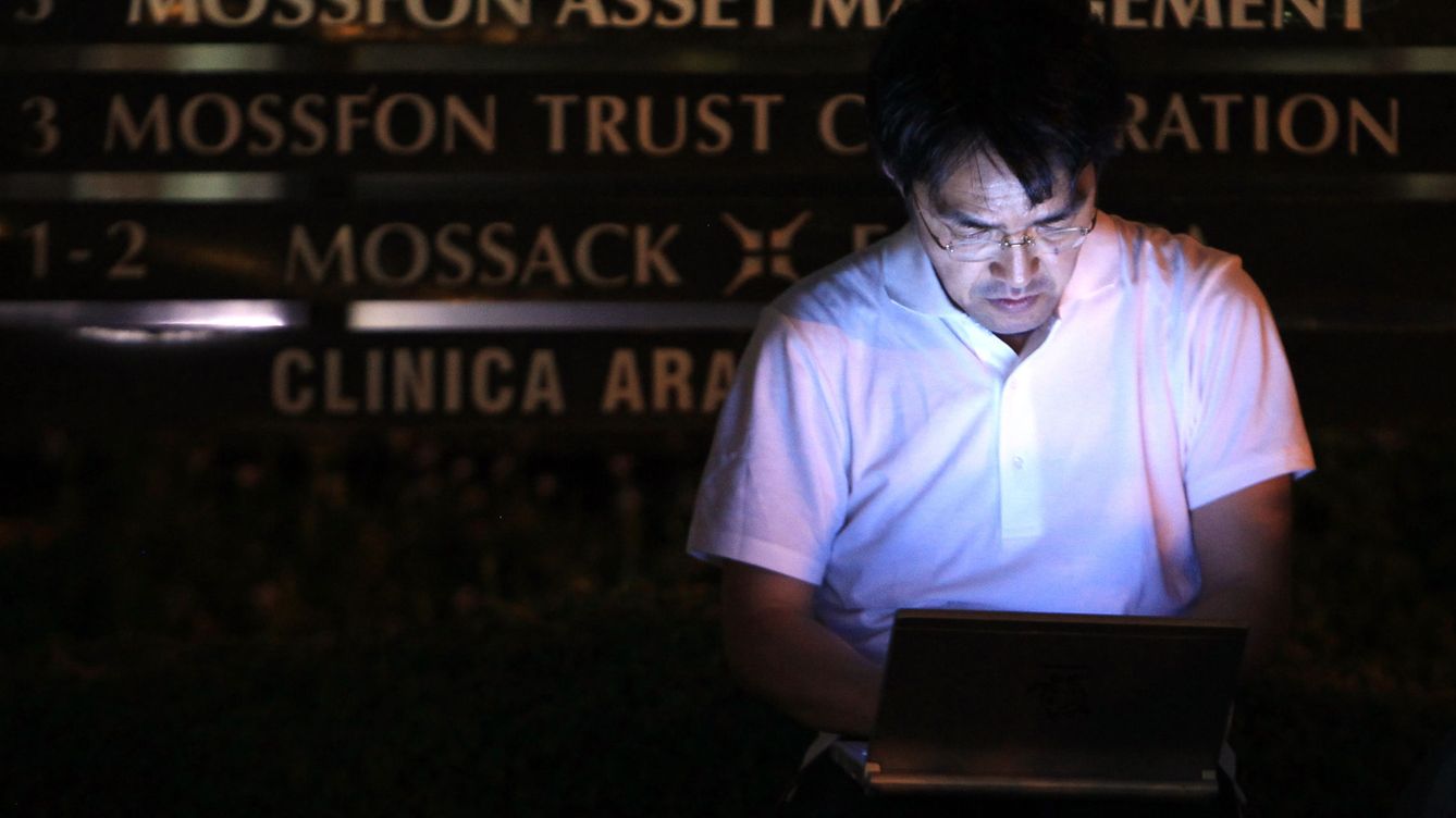 Foto: Un periodista en la sede de la firma Mossack Fonseca tras el allanamiento a las oficinas de la firma en Panamá. (EFE)
