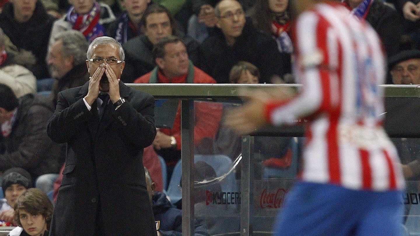 Gregorio Manzano, da órdenes a un jugador como entrenador del Atlético de Madrid. (EFE)