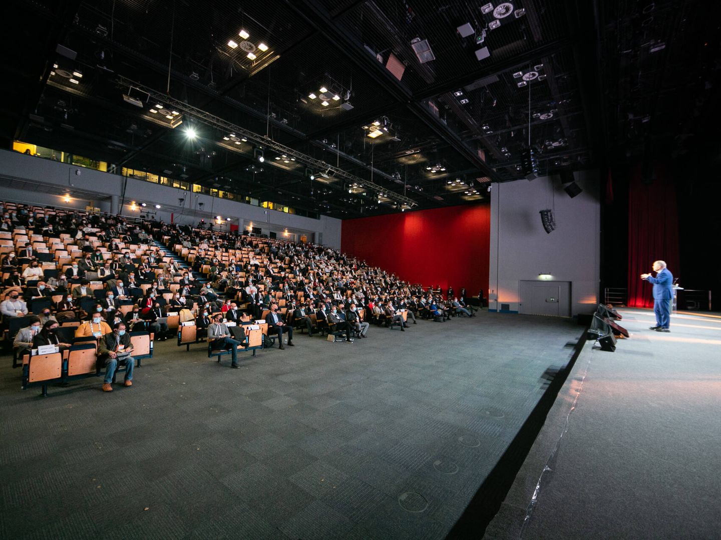 Don Tapscott ante su audiencia en el WOBI 2021 Madrid. (David Vega)