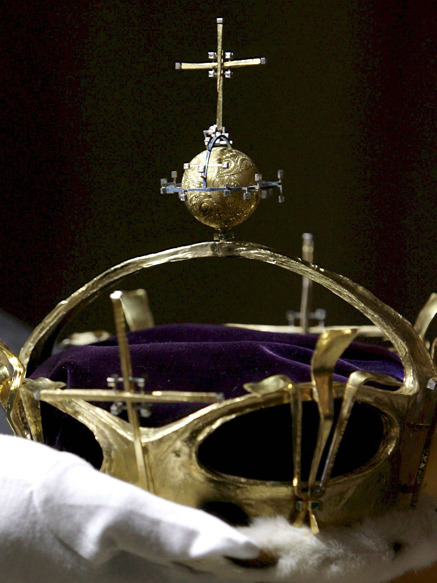 La corona con la esfera en su parte superior. (EFE)