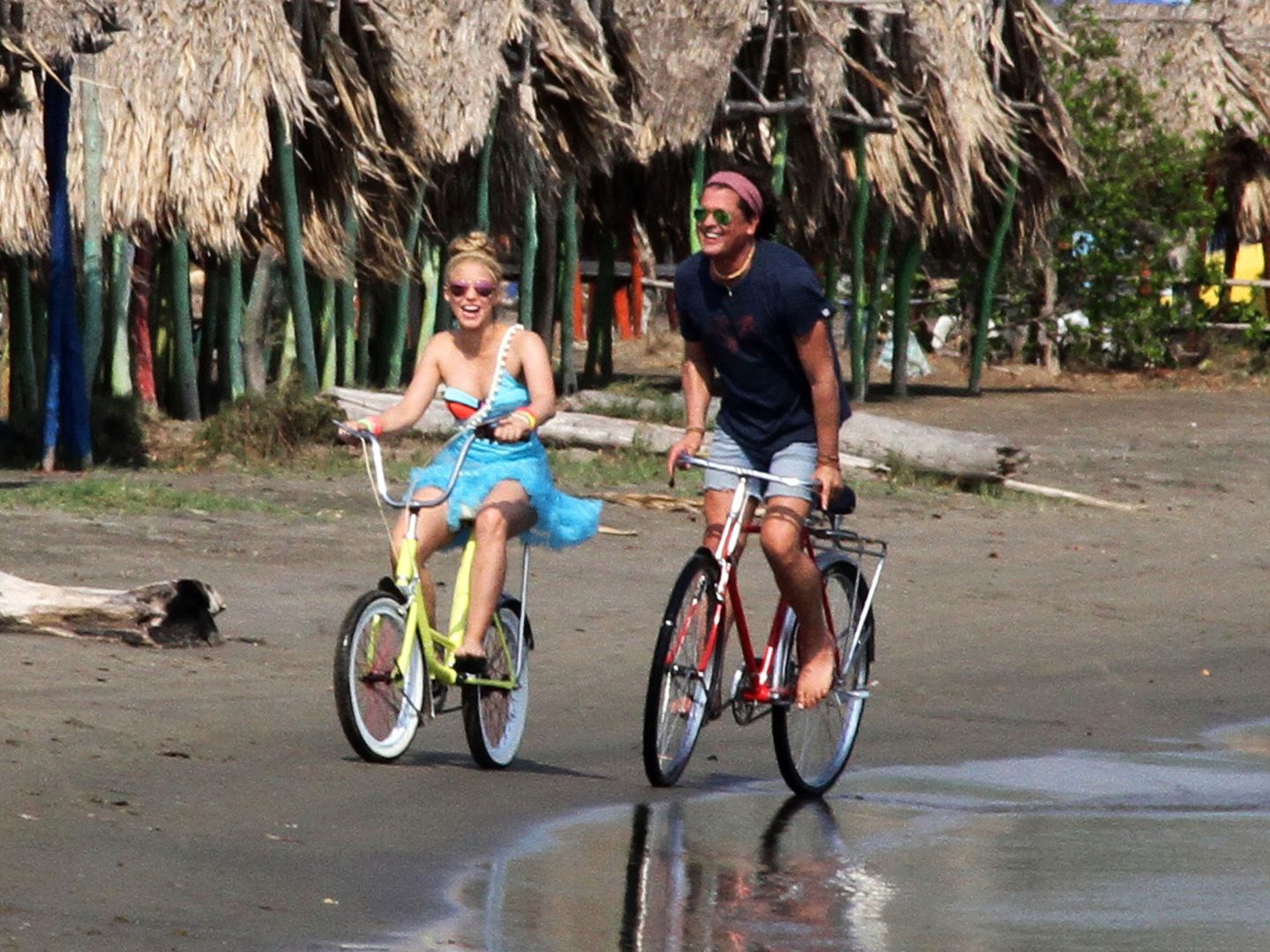 Shakira y Carlos Vives graban el vídeo de 'La bicicleta', en Barranquilla. (EFE)