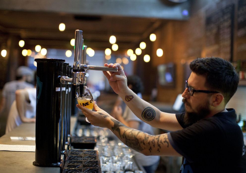 Foto: Un camarero en una cervecería (Efe)