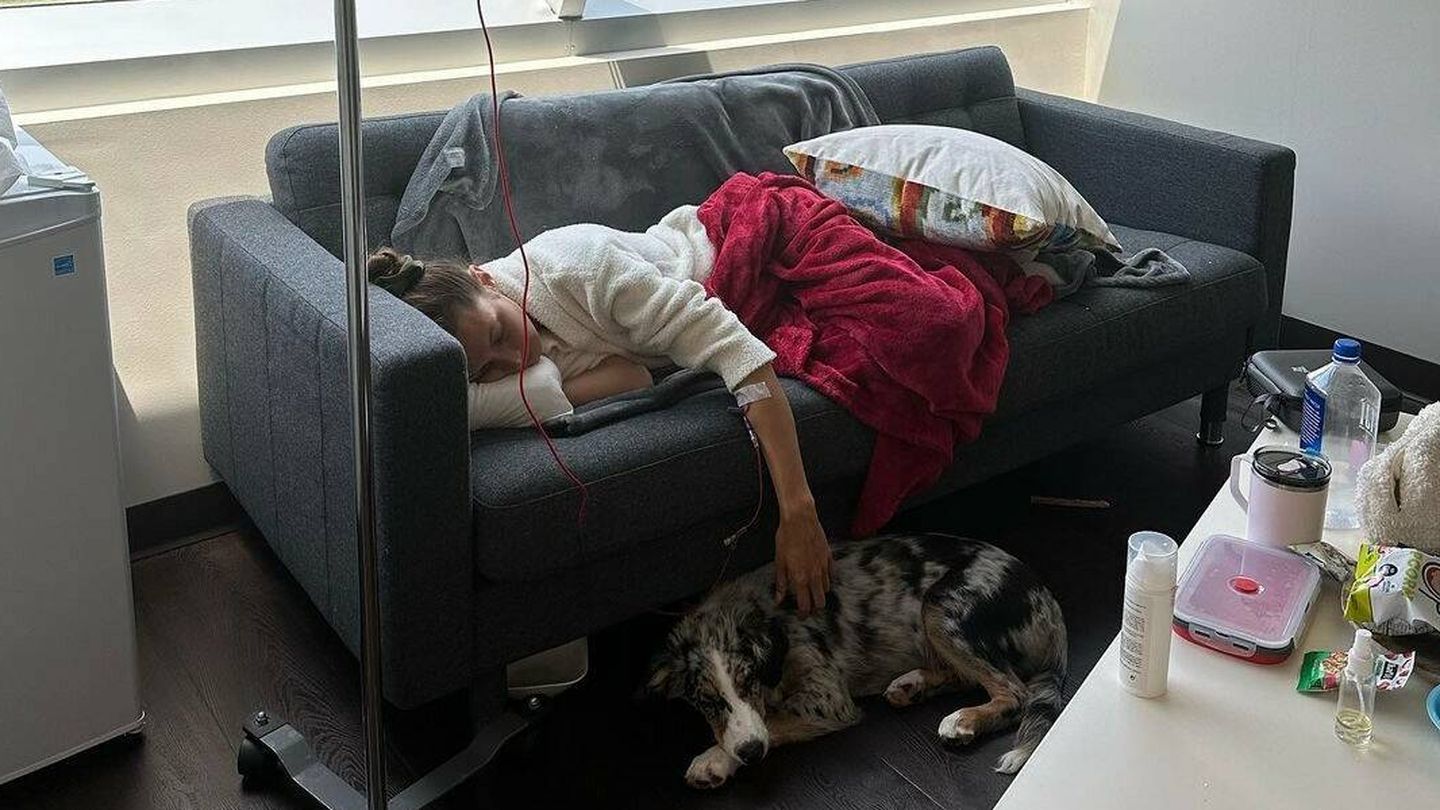 Bella Hadid con su inseparable Glizzy durante su tratamiento. (Instagram/@bellahadid)