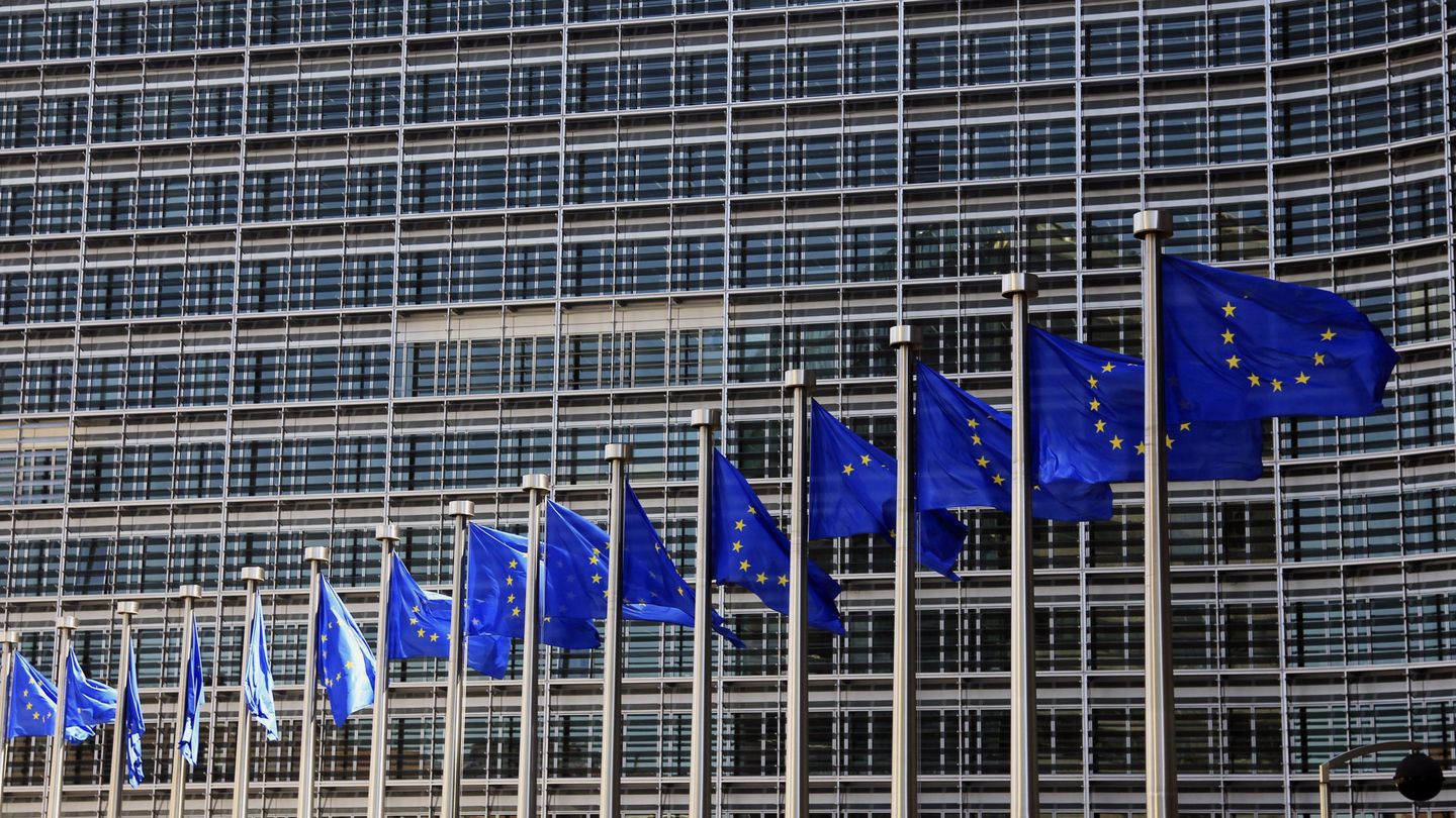 Banderas de la UE ondeando en la sede de la Comisión Europea en Bruselas. (EFE)