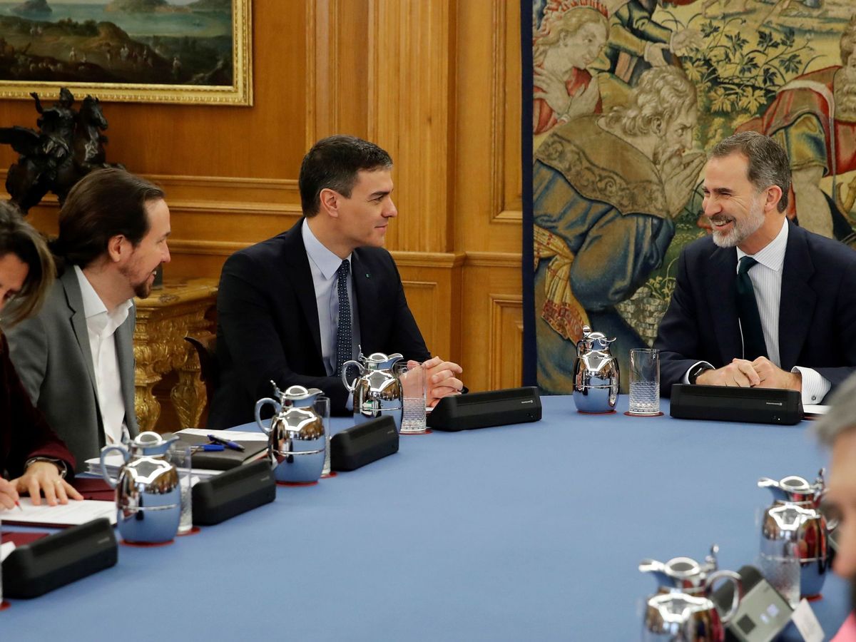 Foto: El Rey charla con Pedro Sánchez y Pablo Iglesias durante el Consejo de Ministros celebrado en el Palacio de la Zarzuela. (EFE)