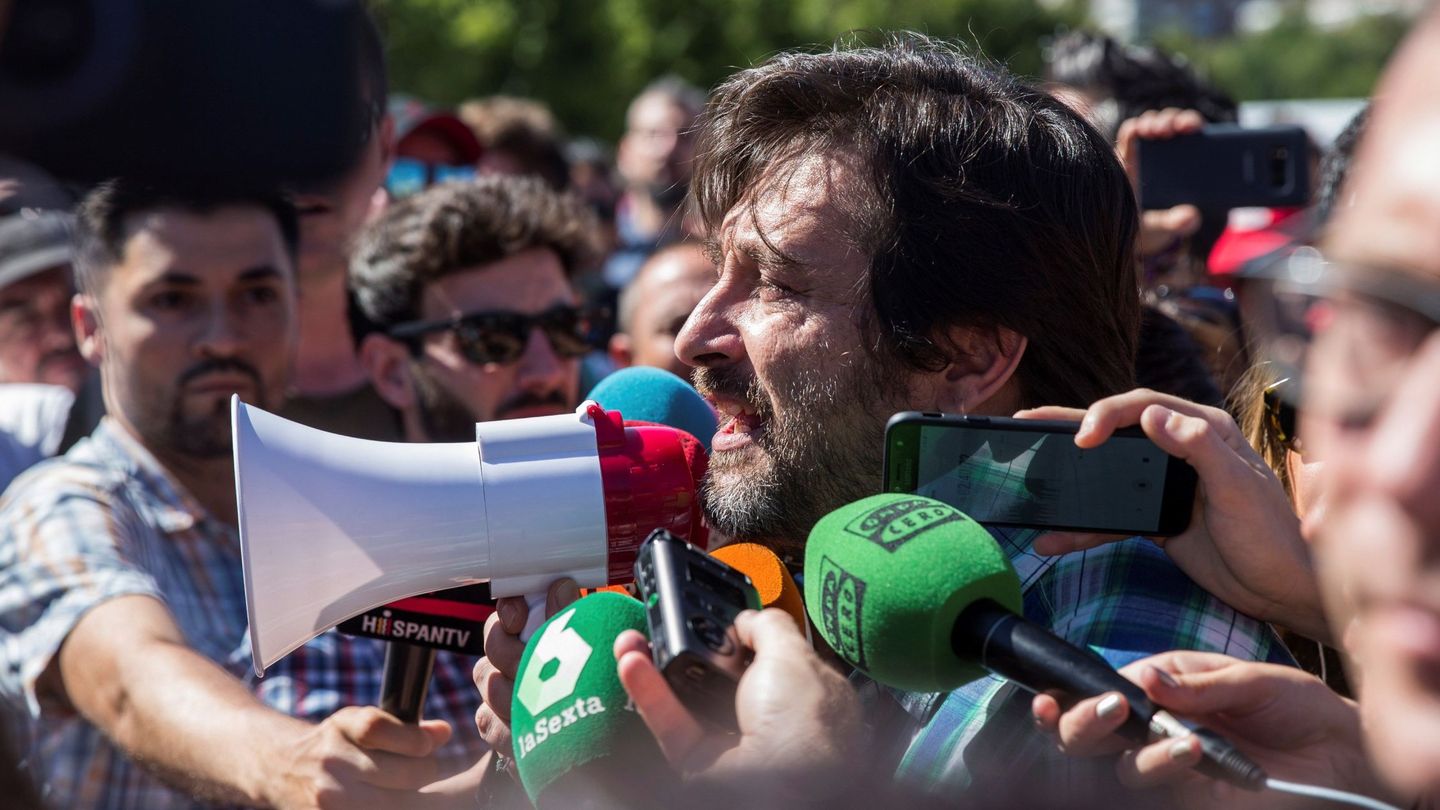 El diputado de Podemos, Rafa Mayoral, apoyó a los taxistas en el Paseo de la Castellana. (EFE)