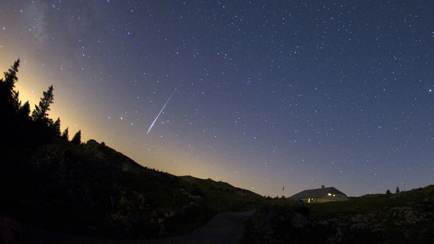 Un meteorito atraviesa las estrellas en el cielo nocturno en el Mont-Tendre, cerca de Montricher, en el Jura, al norte de Ginebra. (Reuters/Denis Balibouse) 