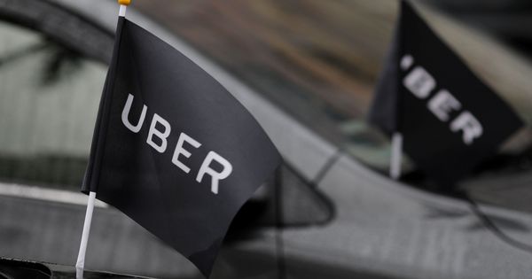 Foto: Un coche con un bandería de Uber. (Reuters)