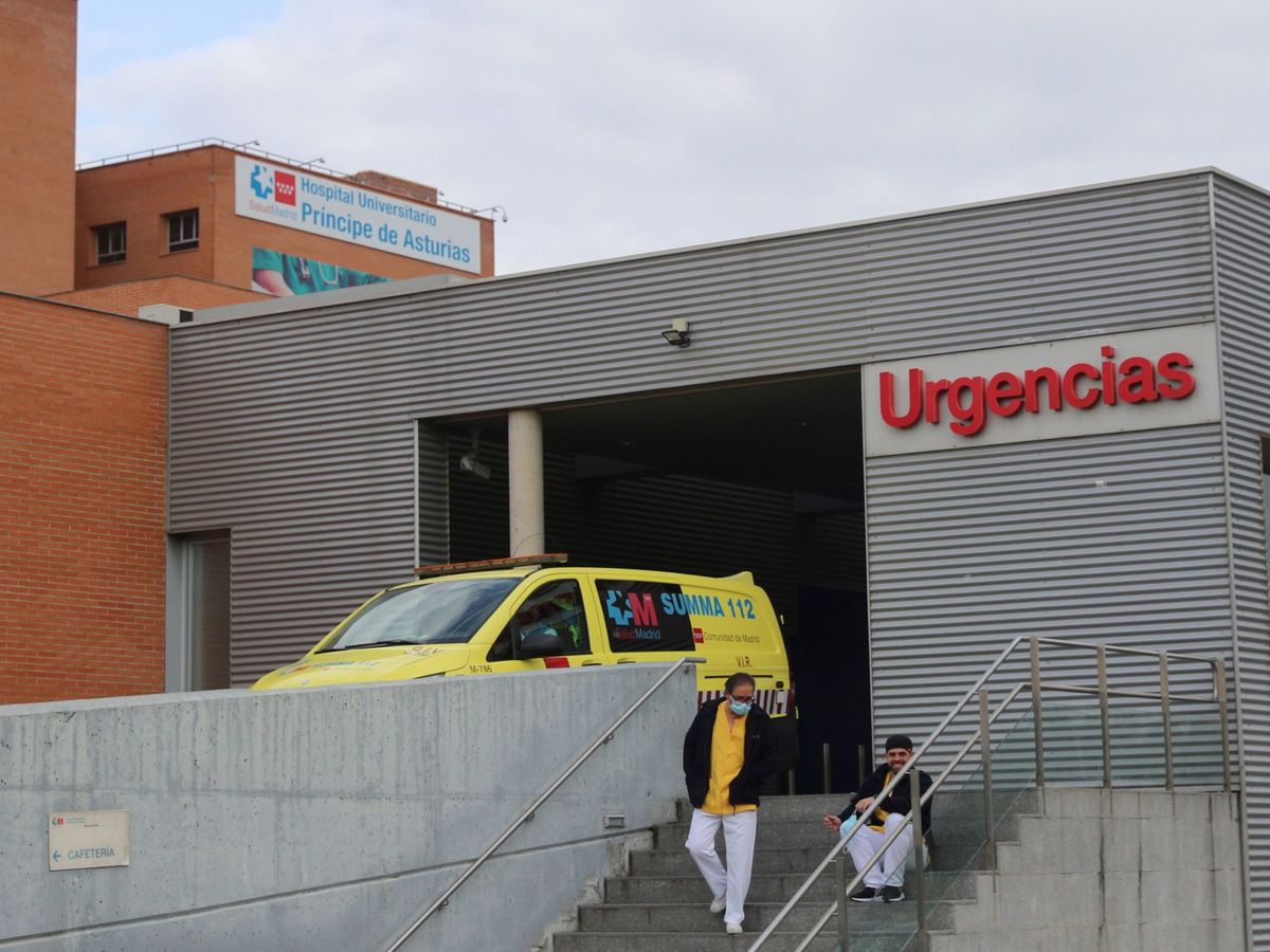 Foto: Un enfermero en las Urgencias del hospital Príncipe de Asturias de Alcalá de Henares (Madrid). (EFE/Rodrigo Jiménez)