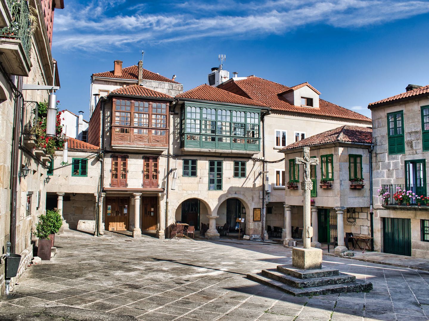 Hermosa plaza de la Leña de arquitectura medieval en la ciudad gallega de Pontevedra, España.