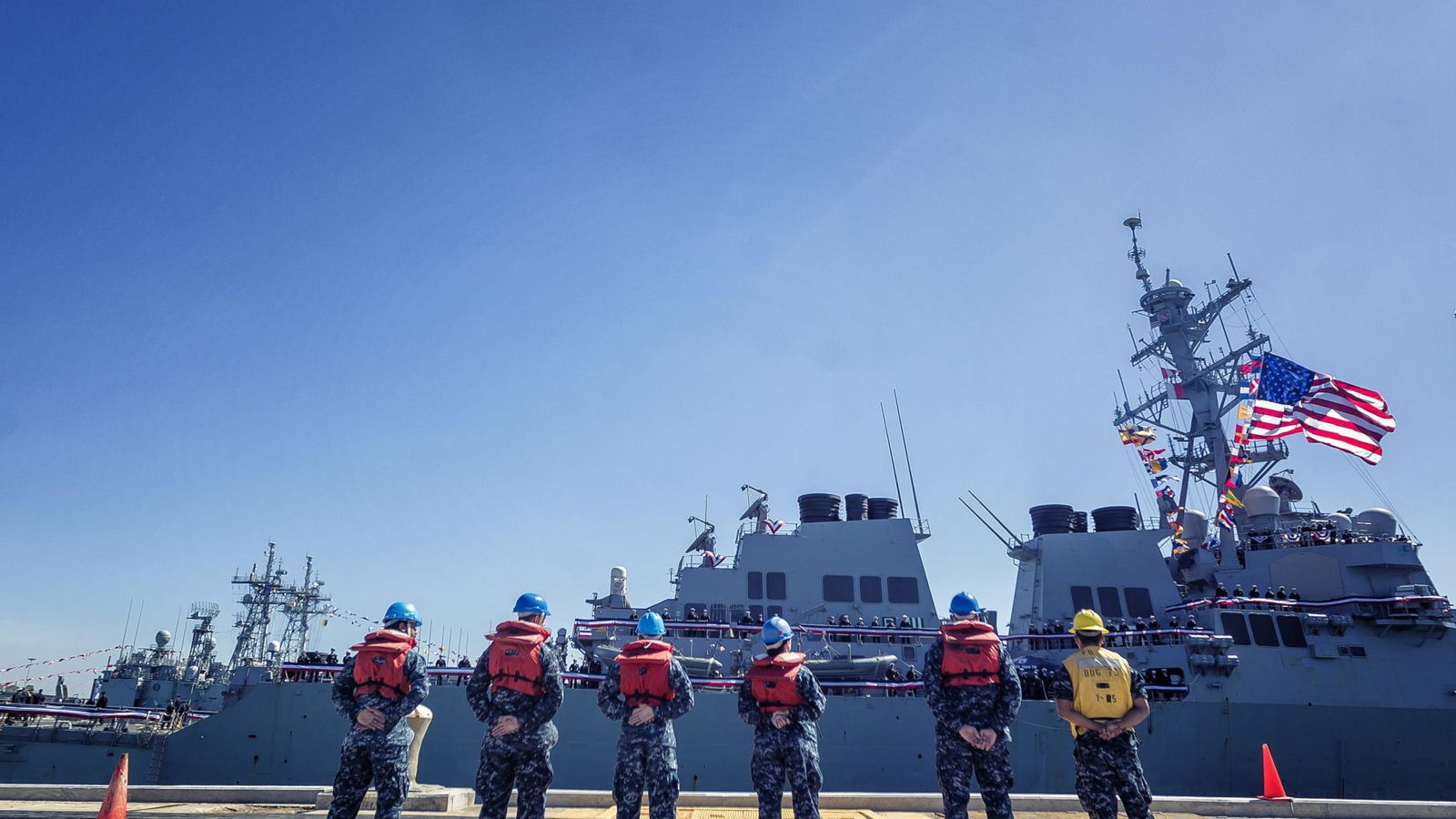 Foto: Operarios frente al navío USS Porter, en la Base Naval de Rota. (EFE)