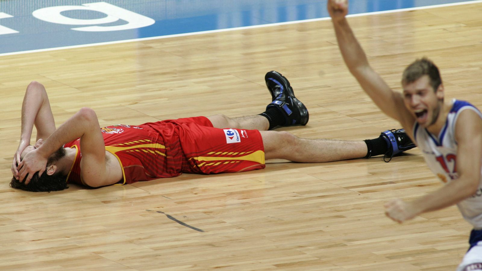 Foto: Pau Gasol se lamenta en suelo tras fallar la canasta que le podía haber dado el oro a España en el EuroBasket 2007. (Reuters)