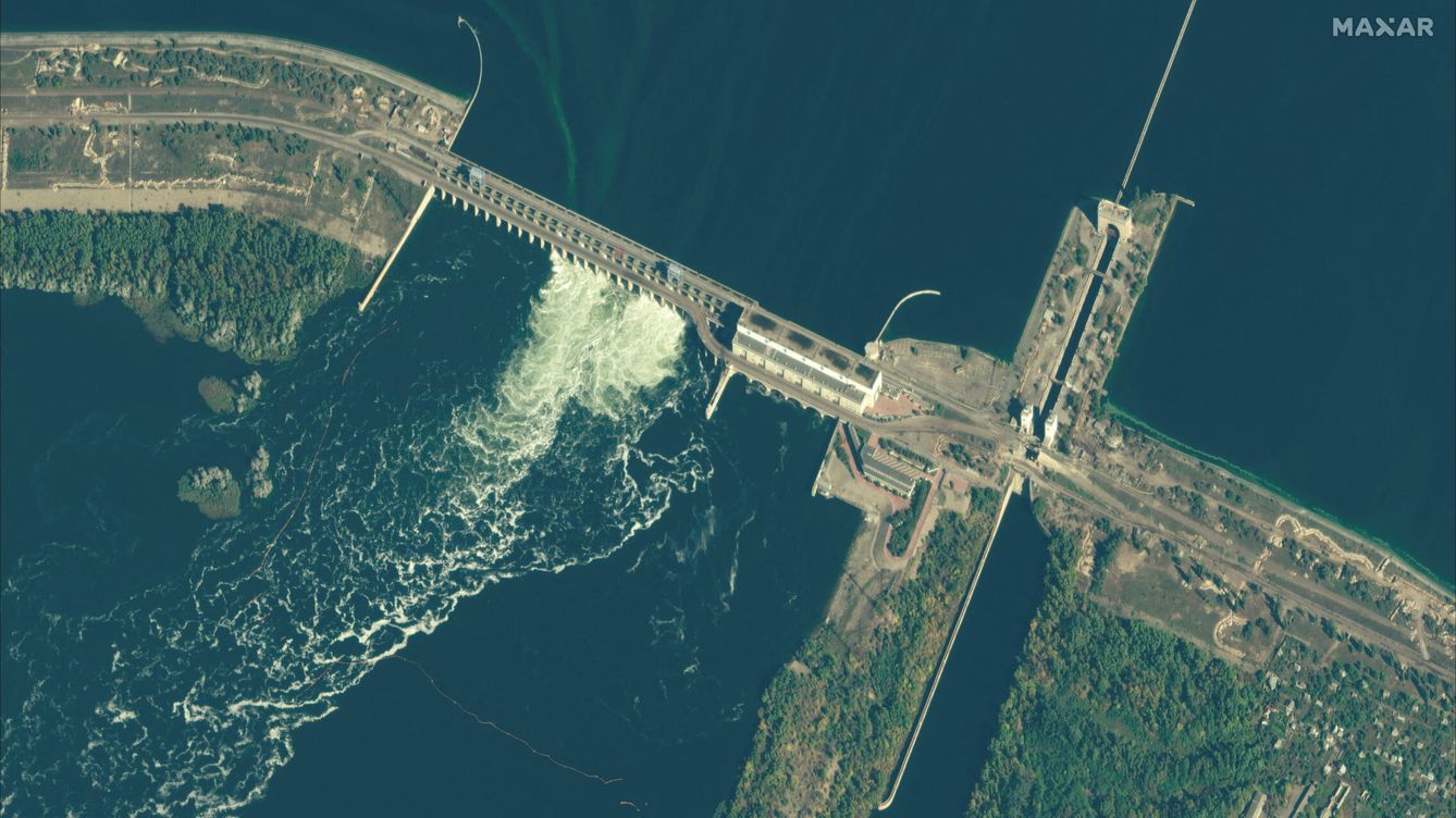 Foto: Imágenes satélite de la presa Nova Kakhovka. (Reuters)