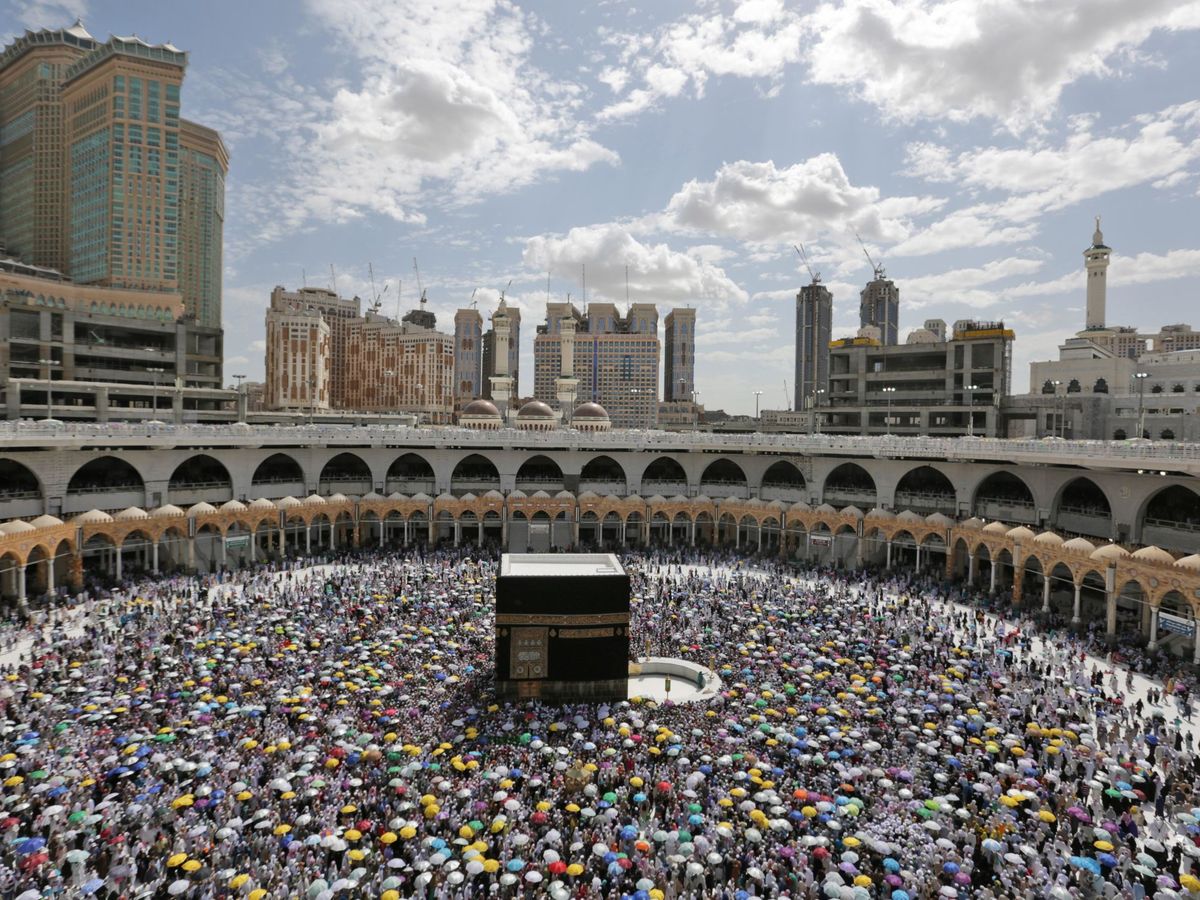 Foto: Miles de musulmanes rodean la Kaaba en la ciudad de La Meca. (EFE)