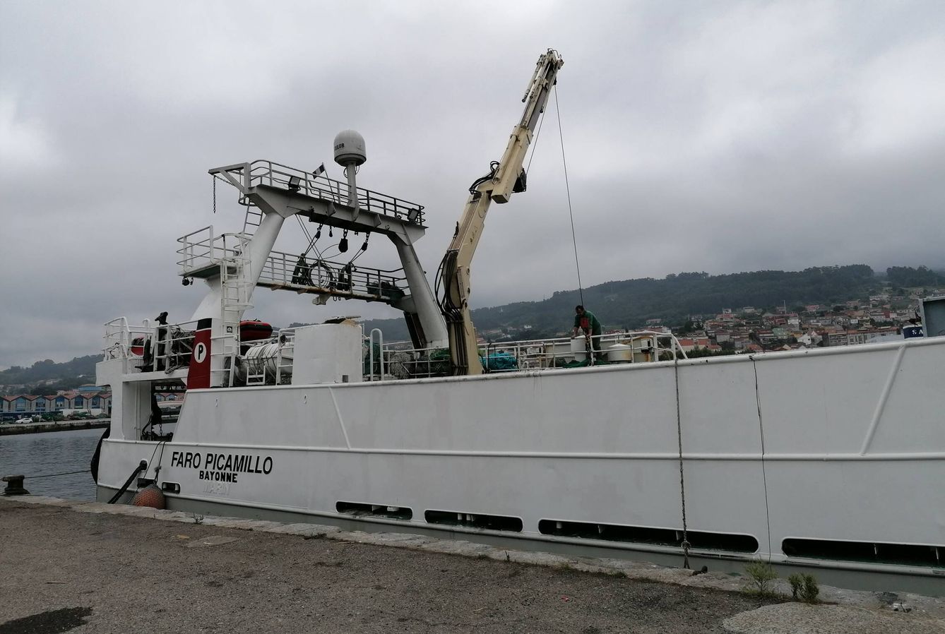 Barco de pesca de arrastre atracado en el puerto de Marín, Pontevedra. (Lino Vargas)