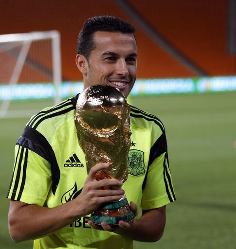Foto: Pedro posa con la Copa del Mundo