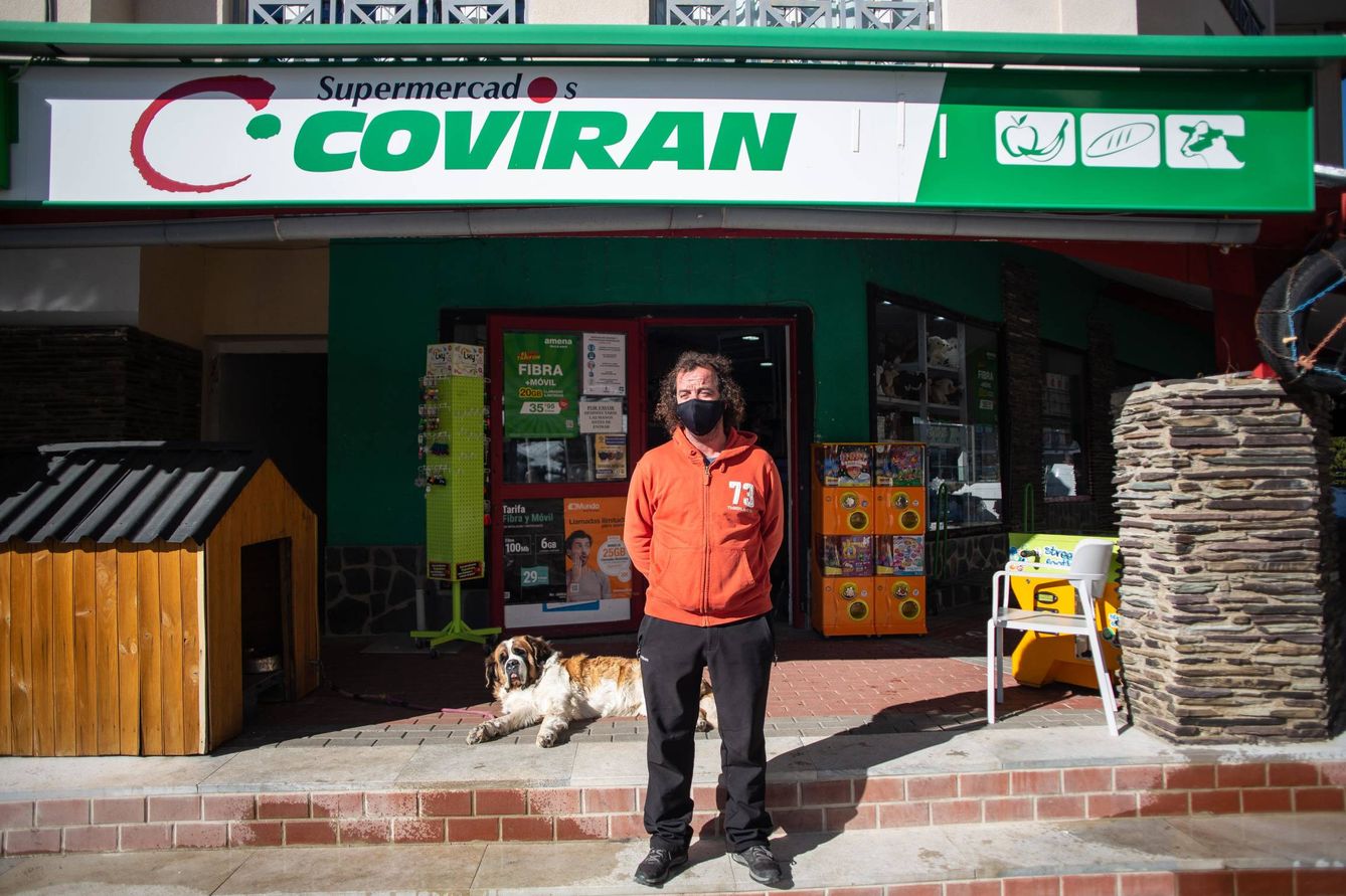 Javier, dueño de un supermercado Covirán en Pradollano.